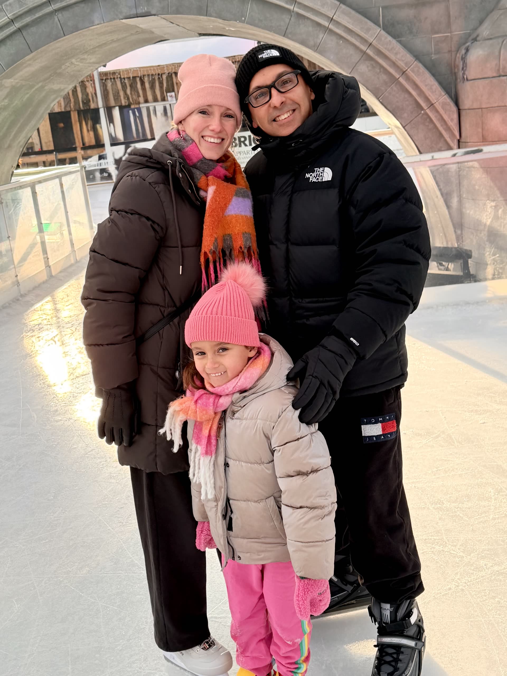 David met zijn vrouw Carola en dochter Emily op de schaatsbaan